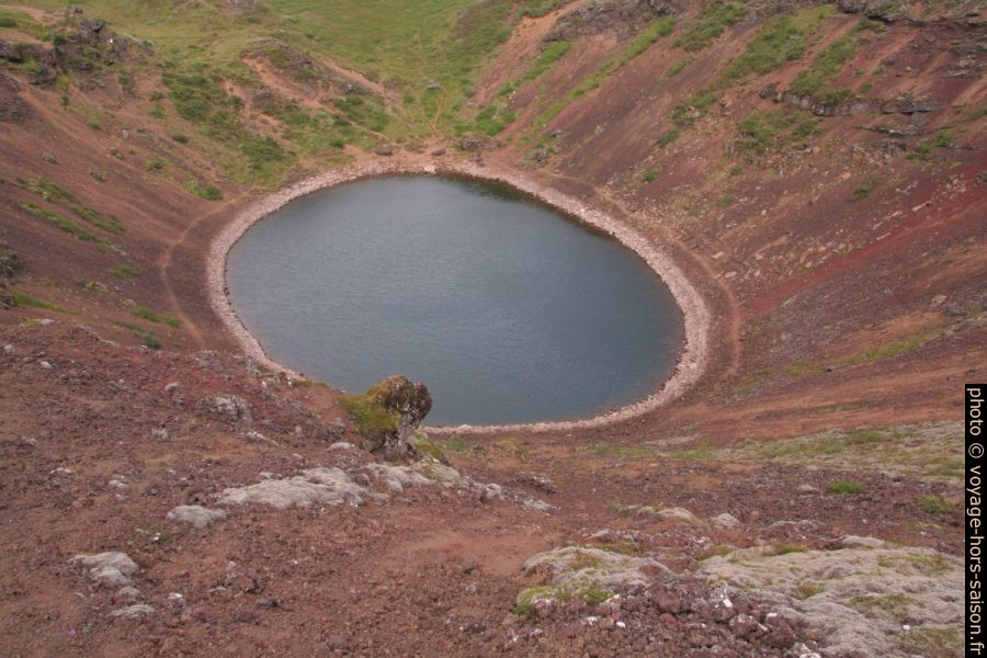 Le lac dans le caratère du Kerið. Photo © André M. Winter