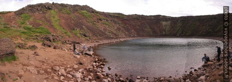 Le lac dans le cratère de scories du Kerið. Photo © André M. Winter