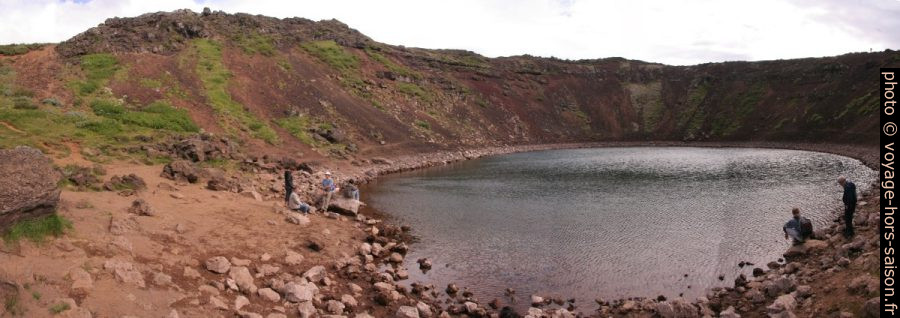 Le lac dans le cratère de scories du Kerið. Photo © André M. Winter