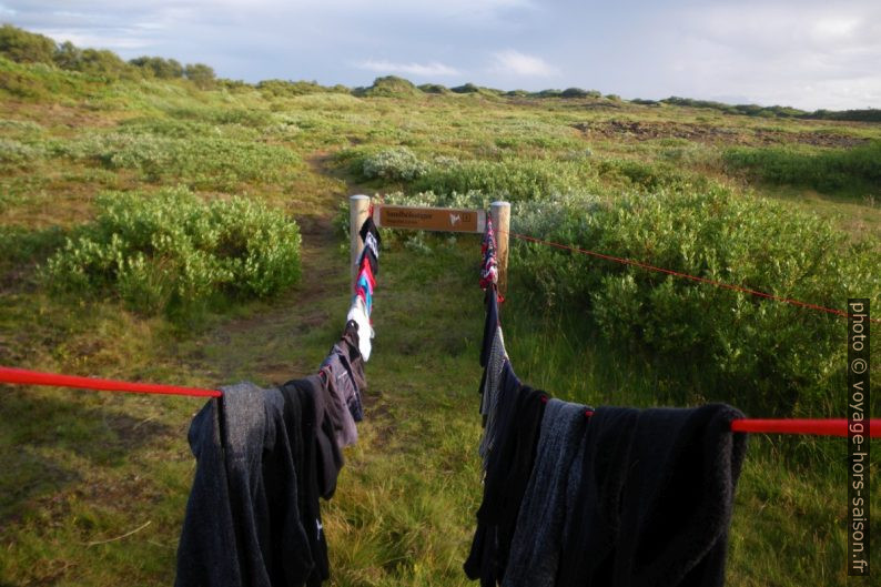 Lignes à linge étendue entre la voiture et un poteau indicateur de randonnée. Photo © André M. Winter