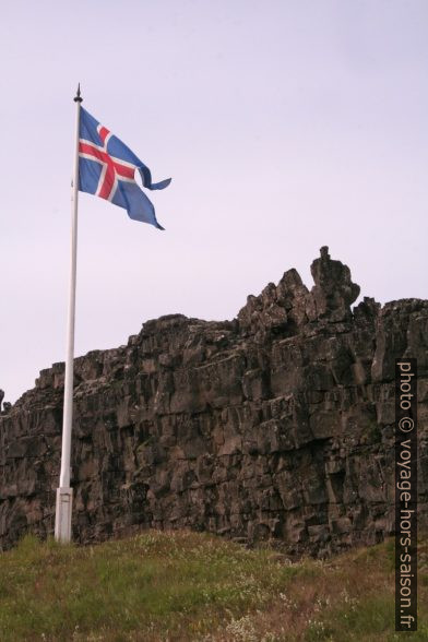 Rocher de la Loi Lögberg et drapeau islandais. Photo © André M. Winter