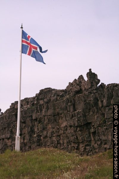 Rocher de la Loi Lögberg et drapeau islandais. Photo © André M. Winter