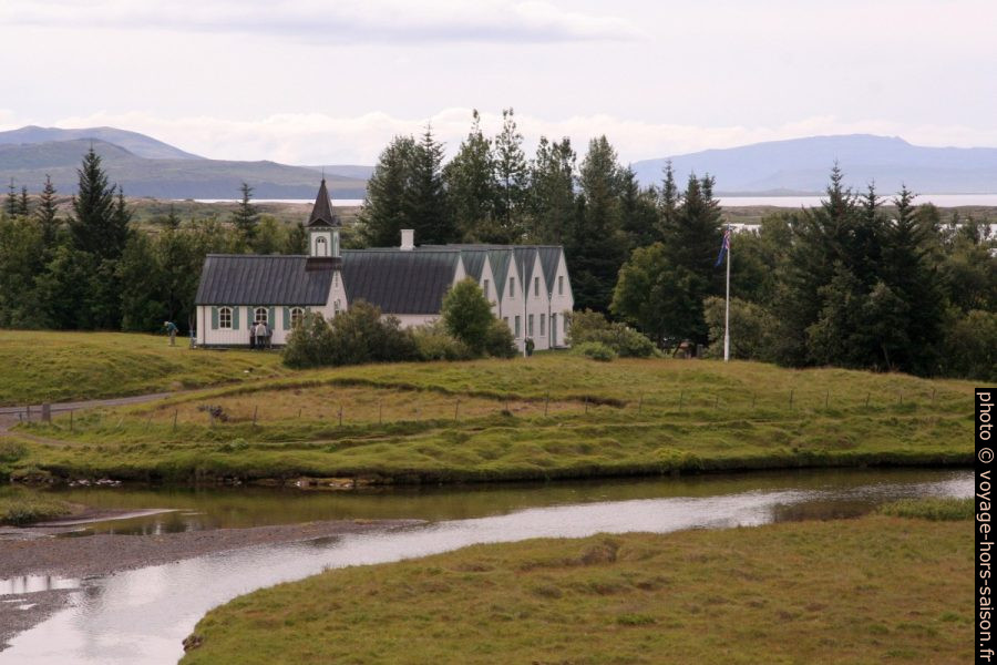 L’église blanche et la maison à cinq pignons Þingvallabær. Photo © André M. Winter