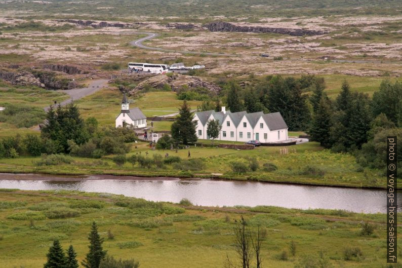 L'église blanche et la maison à cinq pignons Þingvallabær. Photo © André M. Winter