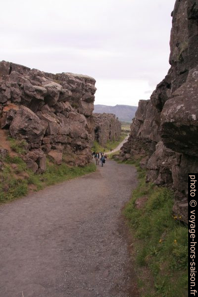 Le chemin dans l'Almannagjá. Photo © André M. Winter