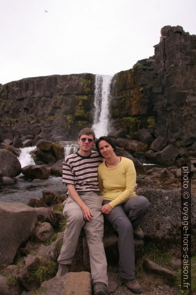 André et Alex devant la cascade Öxarárfoss. Photo © Nicplas Medwedeff