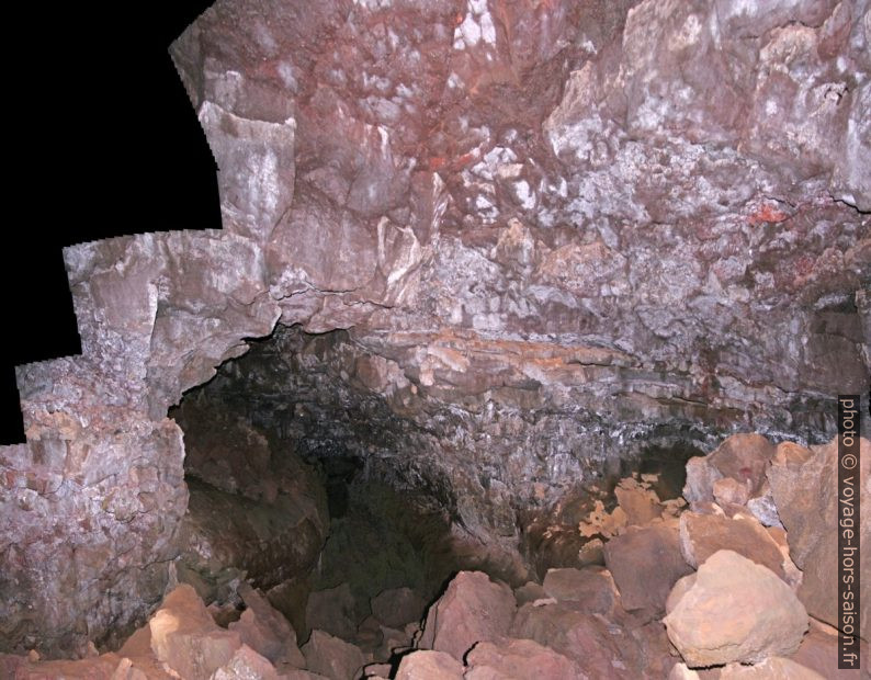 Dans le tunnel de lave Gjábakkahellir. Photo © André M. Winter