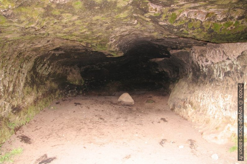 Grotte gauche de Laugarvatnshellar. Photo © André M. Winter