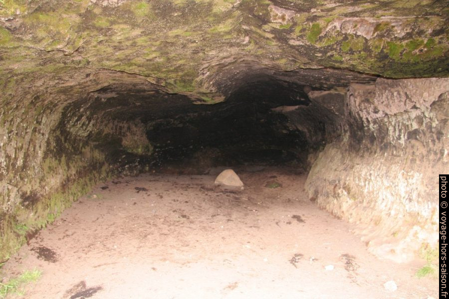 Grotte gauche de Laugarvatnshellar. Photo © André M. Winter