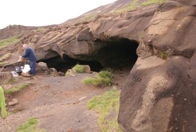 Grotte droite de Laugarvatnshellar. Photo © André M. Winter