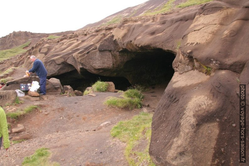 Grotte droite de Laugarvatnshellar. Photo © André M. Winter