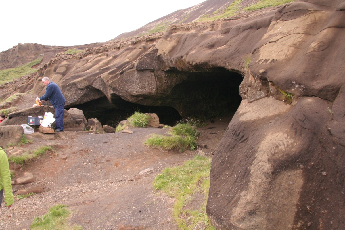 Grotte droite de Laugarvatnshellar. Photo © André M. Winter