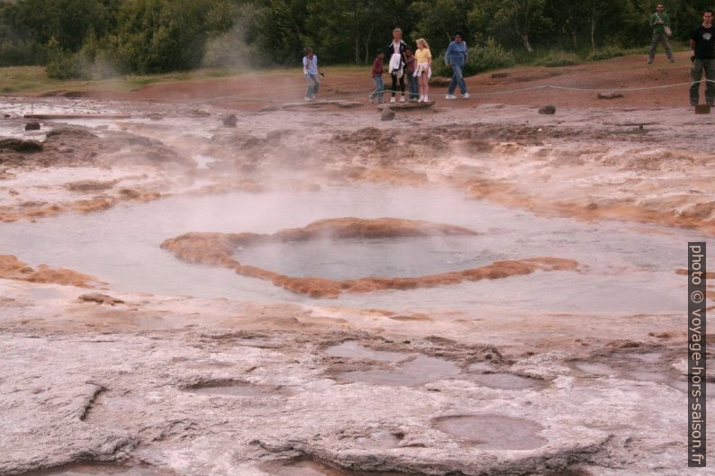 Le geyser Strokkur bouillonnant paisiblement. Photo © André M. Winter