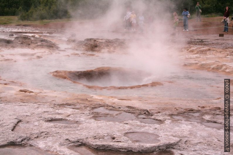 Le geyser Strokkur bouillonnant paisiblement. Photo © André M. Winter