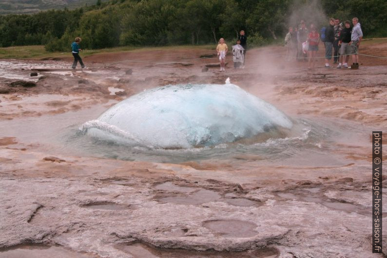 La bulle du geyser Strokkur avant l'éclatement. Photo © André M. Winter