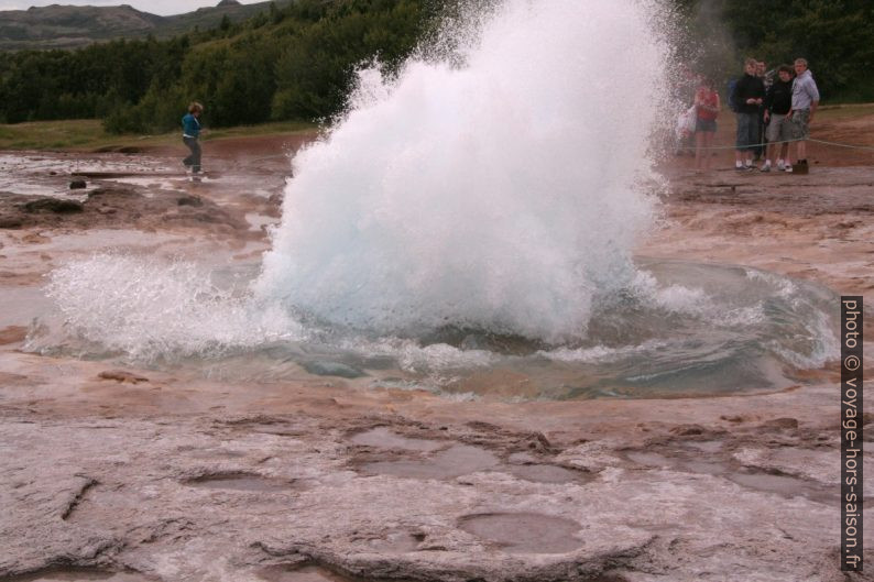 Le geyser Strokkur éclatant. Photo © André M. Winter