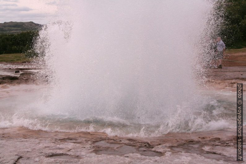 Éruption du geyser Strokkur. Photo © André M. Winter