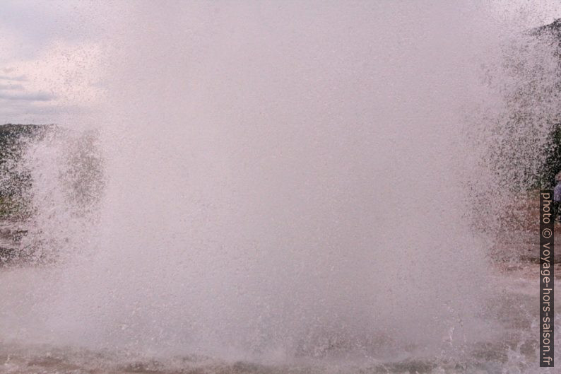 Colonne d'eau et de vapeur du geyser Strokkur. Photo © André M. Winter