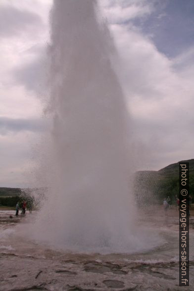 Colonne d'eau du geyser Strokkur. Photo © André M. Winter