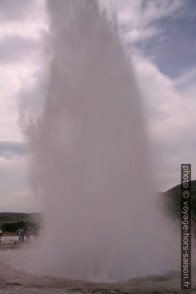 Colonne d'eau du geyser Strokkur. Photo © André M. Winter