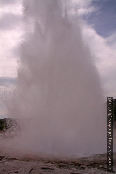 La colonne d'eau du Strokkur s'écroule. Photo © André M. Winter