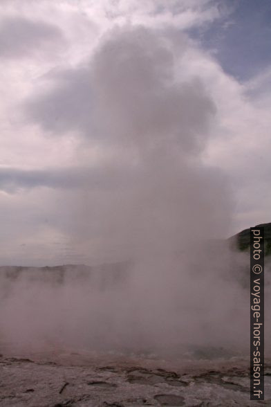 Vapeur d'eau restante après l'éruption du geyser Strokkur. Photo © André M. Winter