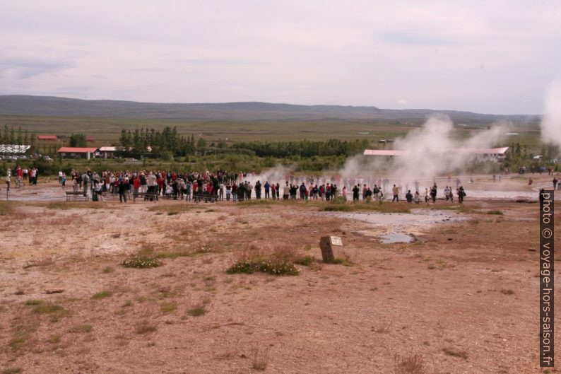 Touristes autour du Strokkur. Photo © André M. Winter