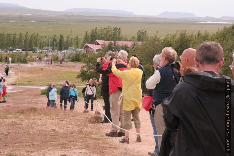 Des touristes photographient le Strokkur. Photo © André M. Winter