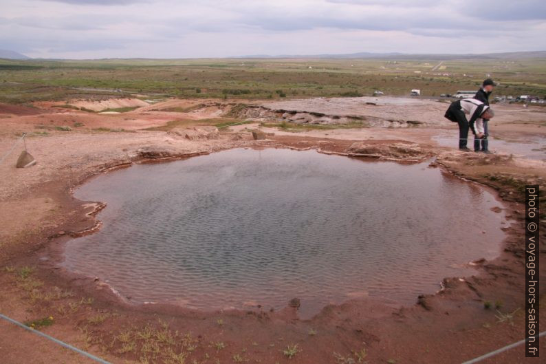 Source d’eau chaude Konungshver dans la zone Haukadalur. Photo © André M. Winter