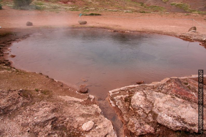Source d'eau chaude Konungshver dans la zone Haukadalur. Photo © André M. Winter