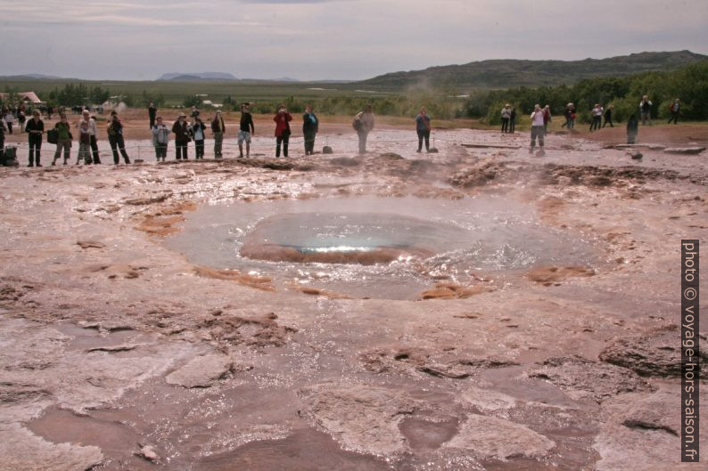 Le geysir Strokkur bouillonnant légèrement. Photo © André M. Winter