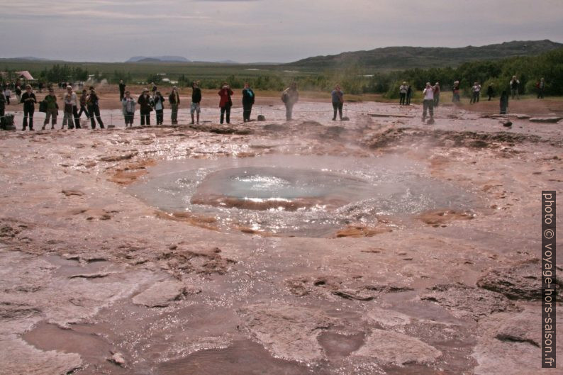 Le geysir Strokkur dans sa phase bouillonnante. Photo © André M. Winter