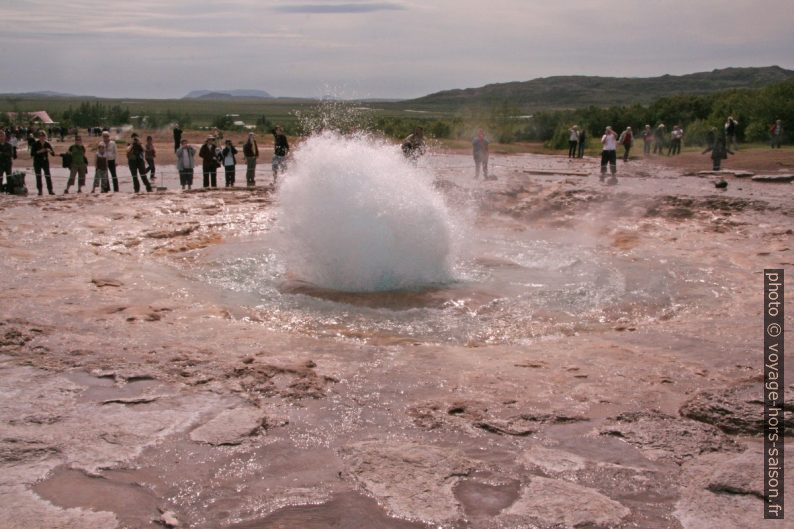 Début d'une petite éruption du geysir Strokkur. Photo © André M. Winter