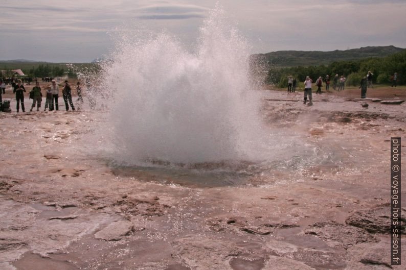 Petite éruption du Strokkur. Photo © André M. Winter