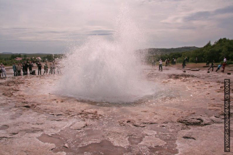 Petite éruption du Strokkur. Photo © André M. Winter