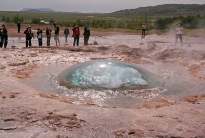 Bulle d'eau du geysir Strokkur au début de son éruption. Photo © André M. Winter