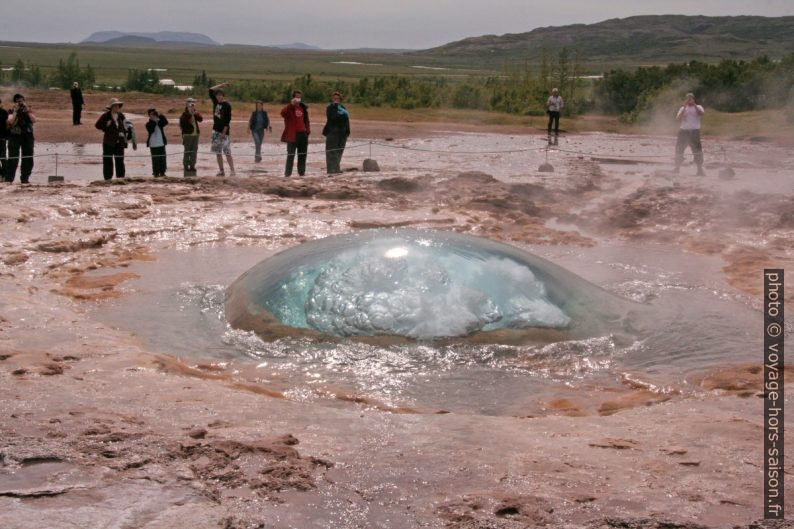 Bulle d'eau du geysir Strokkur au début de son éruption. Photo © André M. Winter