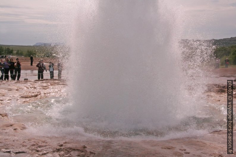 Éruption du geyser Strokkur. Photo © André M. Winter