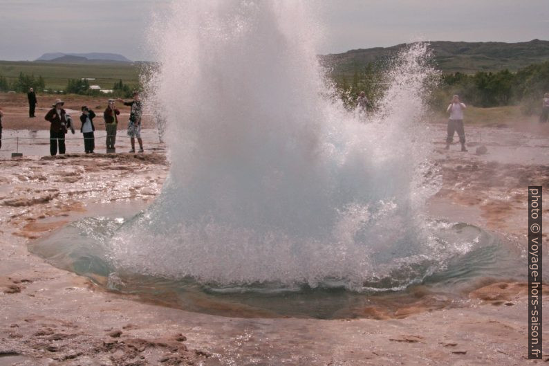 La bulle d'eau du Strokkur éclate. Photo © André M. Winter