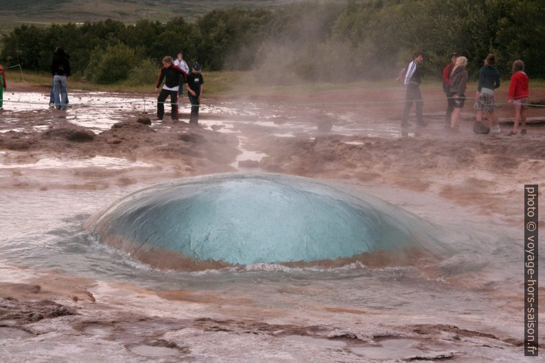 La bulle d'eau du geyser Strokkur déborde. Photo © André M. Winter