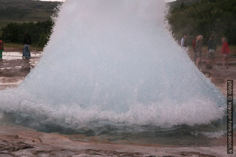 La bulle d'eau du geyser Strokkur éclate sous la forme d'un cône. Photo © André M. Winter