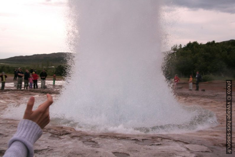 Éclatement de la bulle d'eau du geyser Strokkur. Photo © André M. Winter