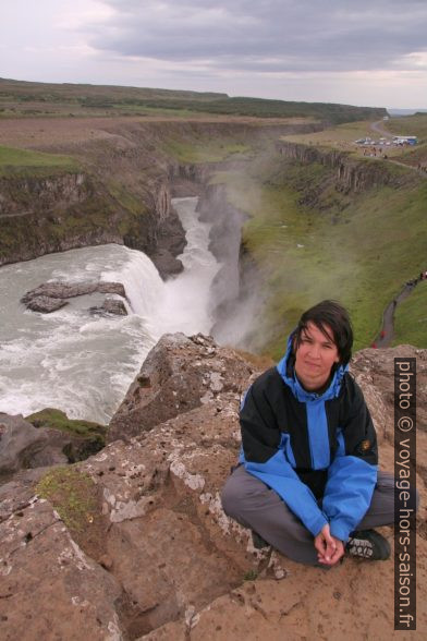 Alex devant la cascade basse du Gulfoss. Photo © André M. Winter