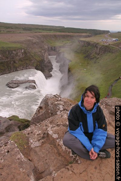 Alex devant la cascade basse du Gulfoss. Photo © André M. Winter