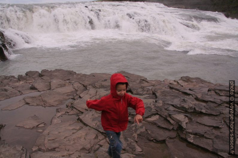 Nicolas devant la cascade haute du Gulfoss. Photo © André M. Winter