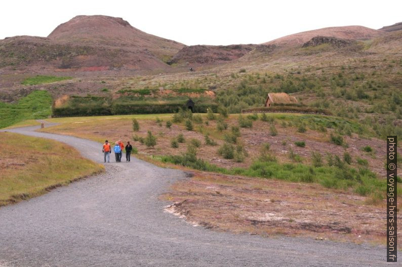 La ferme Þjódvelðisbærinn se confond avec le paysage. Photo © André M. Winter