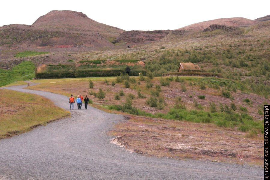 La ferme Þjódvelðisbærinn se confond avec le paysage. Photo © André M. Winter