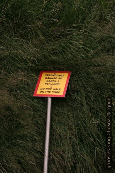 Interdiction de marcher sur le toit de la ferme-musée de Þjódvelðisbærinn. Photo © André M. Winter