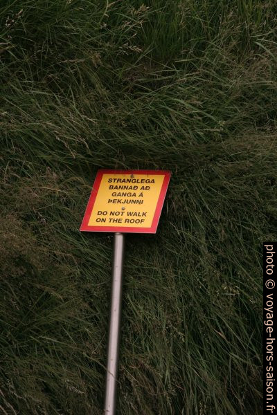 Interdiction de marcher sur le toit de la ferme-musée de Þjódvelðisbærinn. Photo © André M. Winter