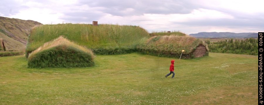Face arrière de la ferme-musée Þjódvelðisbærinn. Photo © André M. Winter